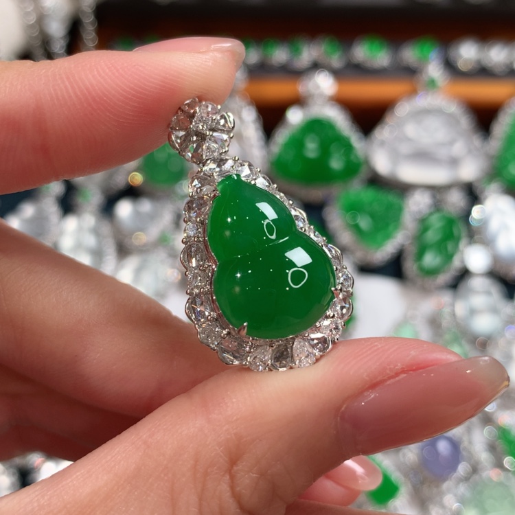 【闪购商品】翡翠18K金镶嵌颈饰葫芦