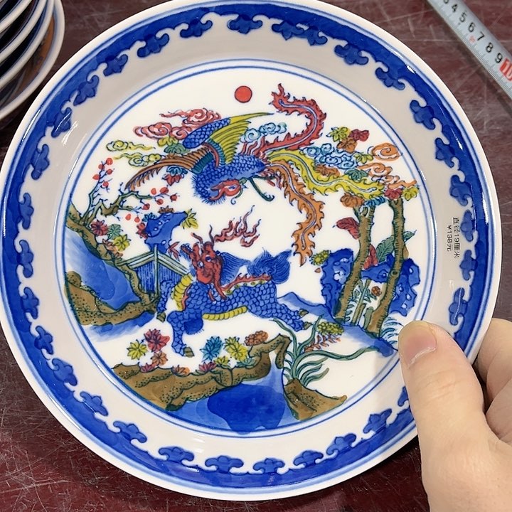 瓷片//////直径19厘米。红。