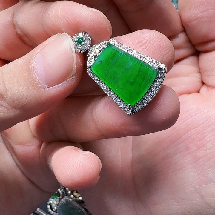 翡翠颈饰未镶嵌天然A货翡翠放漏