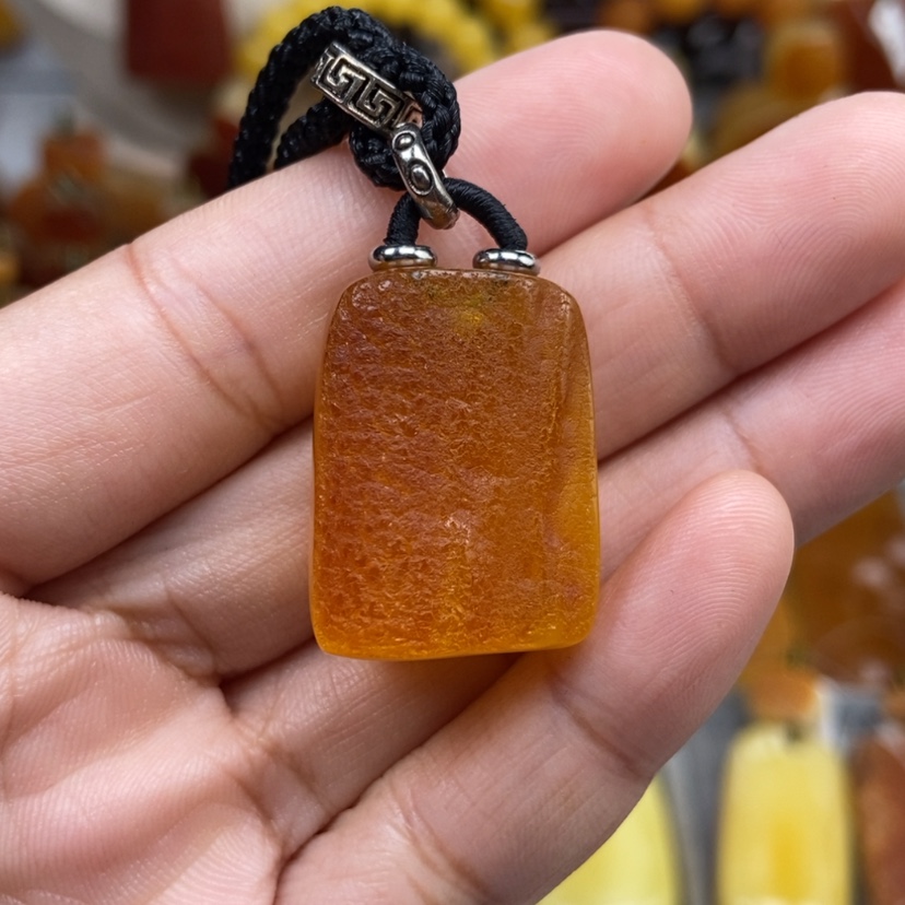 【闪购商品】琥珀颈饰未镶嵌ζ****?