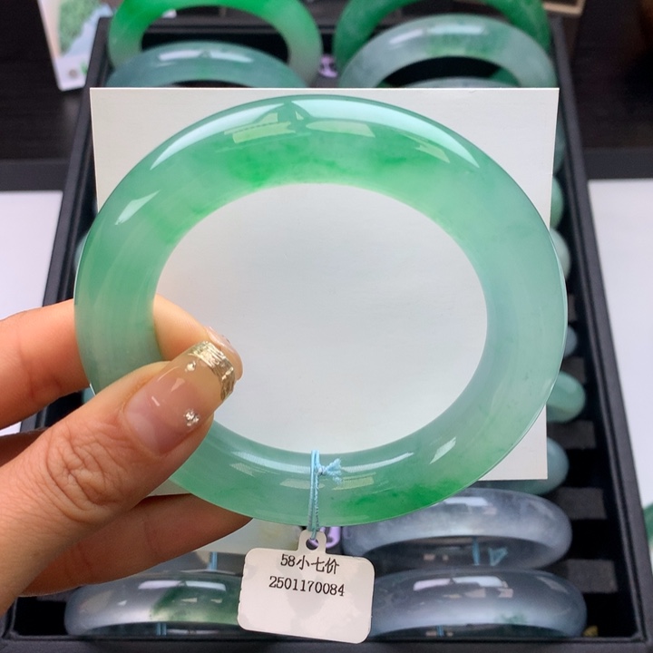 翡翠手镯未镶嵌冰阳绿飘色胖圆条定金