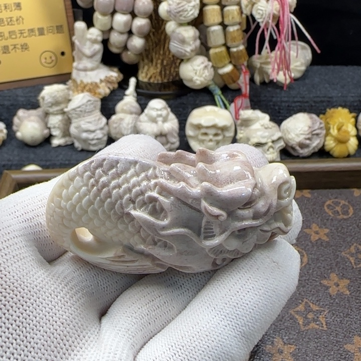 陆***庭非金属配饰鹿角雕刻鱼