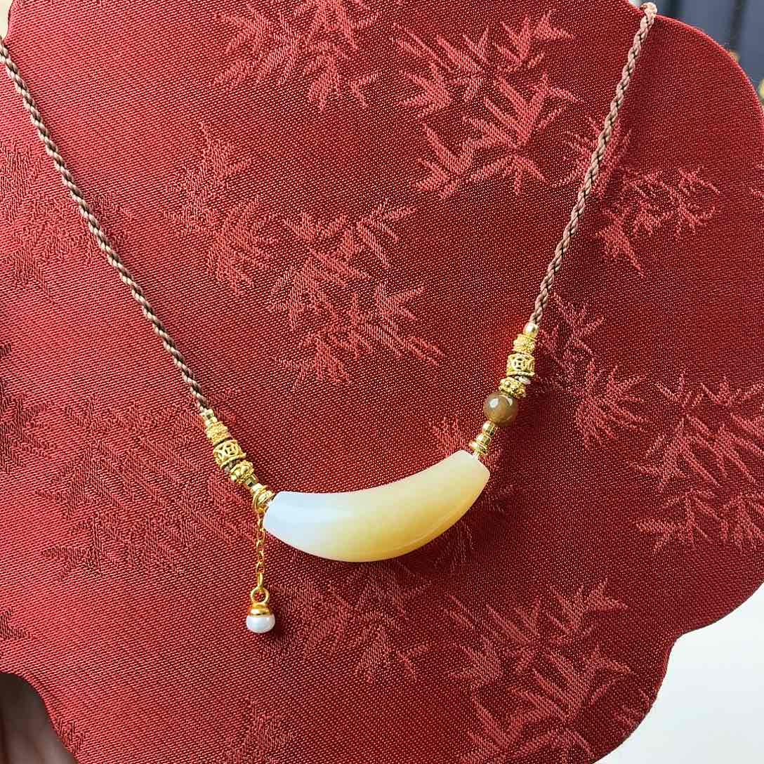 ****果和田玉未镶嵌颈饰