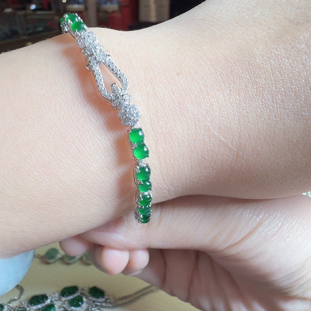 颈饰未镶嵌翡翠Friction