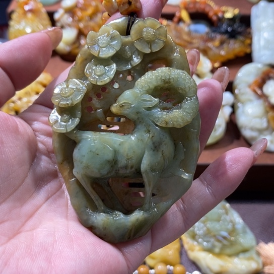 蛇纹石玉未镶嵌颈饰