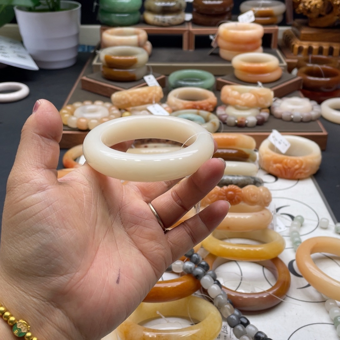 ****石英岩玉未镶嵌手镯