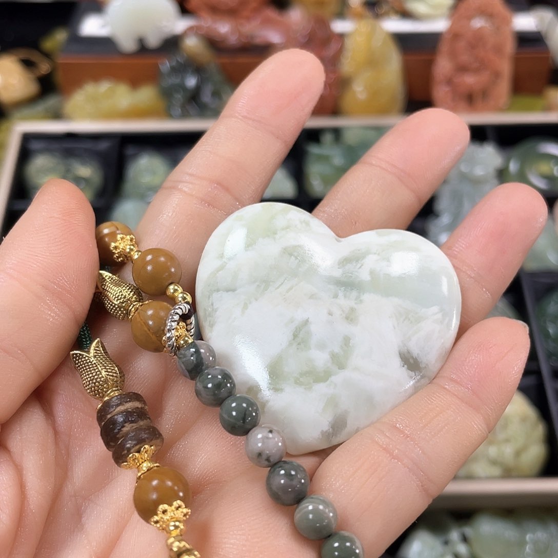 蛇纹石玉颈饰未镶嵌