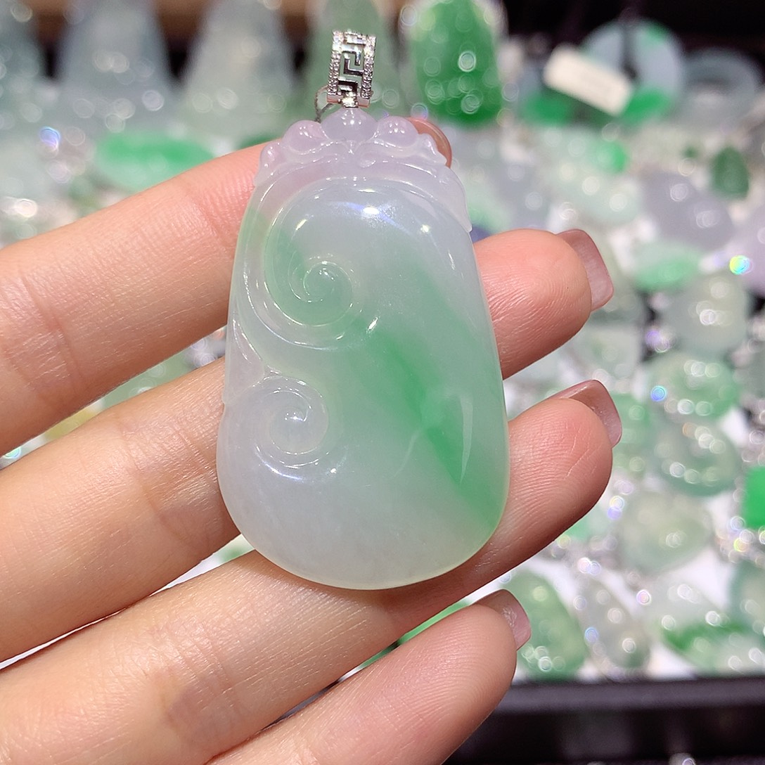 翡翠18K金镶嵌颈饰如意