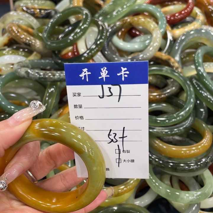 依***依蛇纹石玉未镶嵌手镯