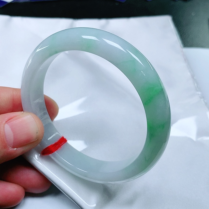 翡翠手镯未镶嵌翡翠手镯未镶嵌