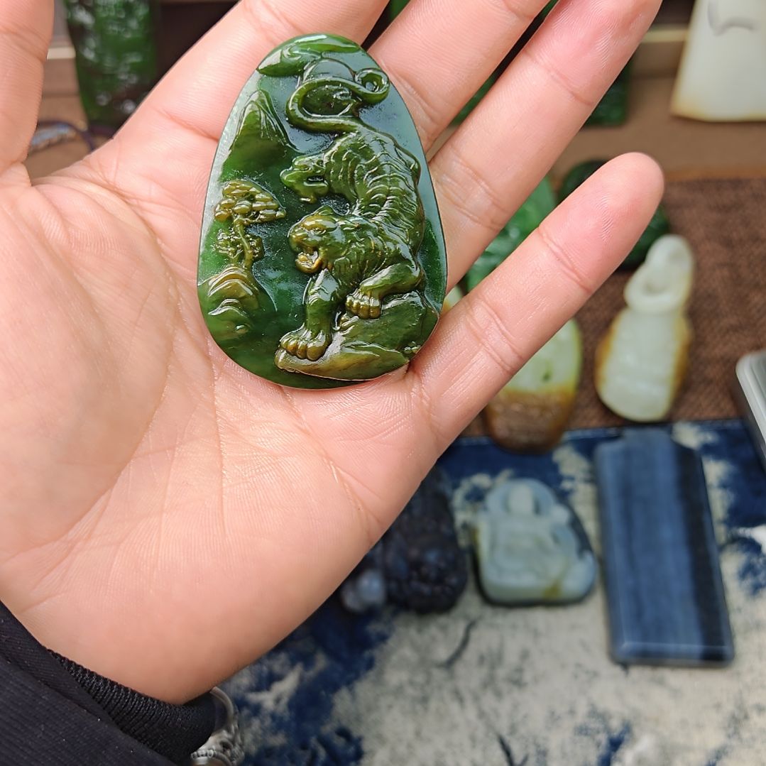 周***周和田玉未镶嵌颈饰