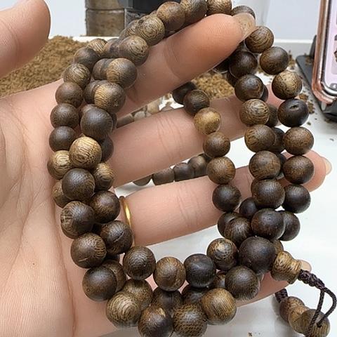 沉香手串乌身老料虫漏留疤0.8  25克99沉