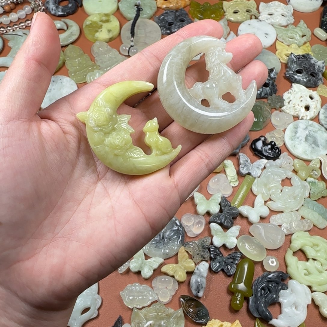 蛇纹石玉未镶嵌颈饰月亮猫➕月亮马