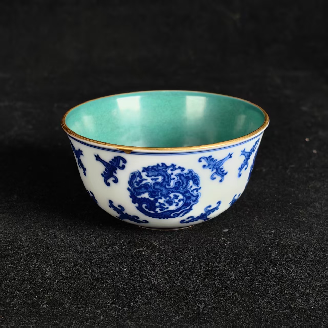 内松石绿釉外青花团龙纹杯