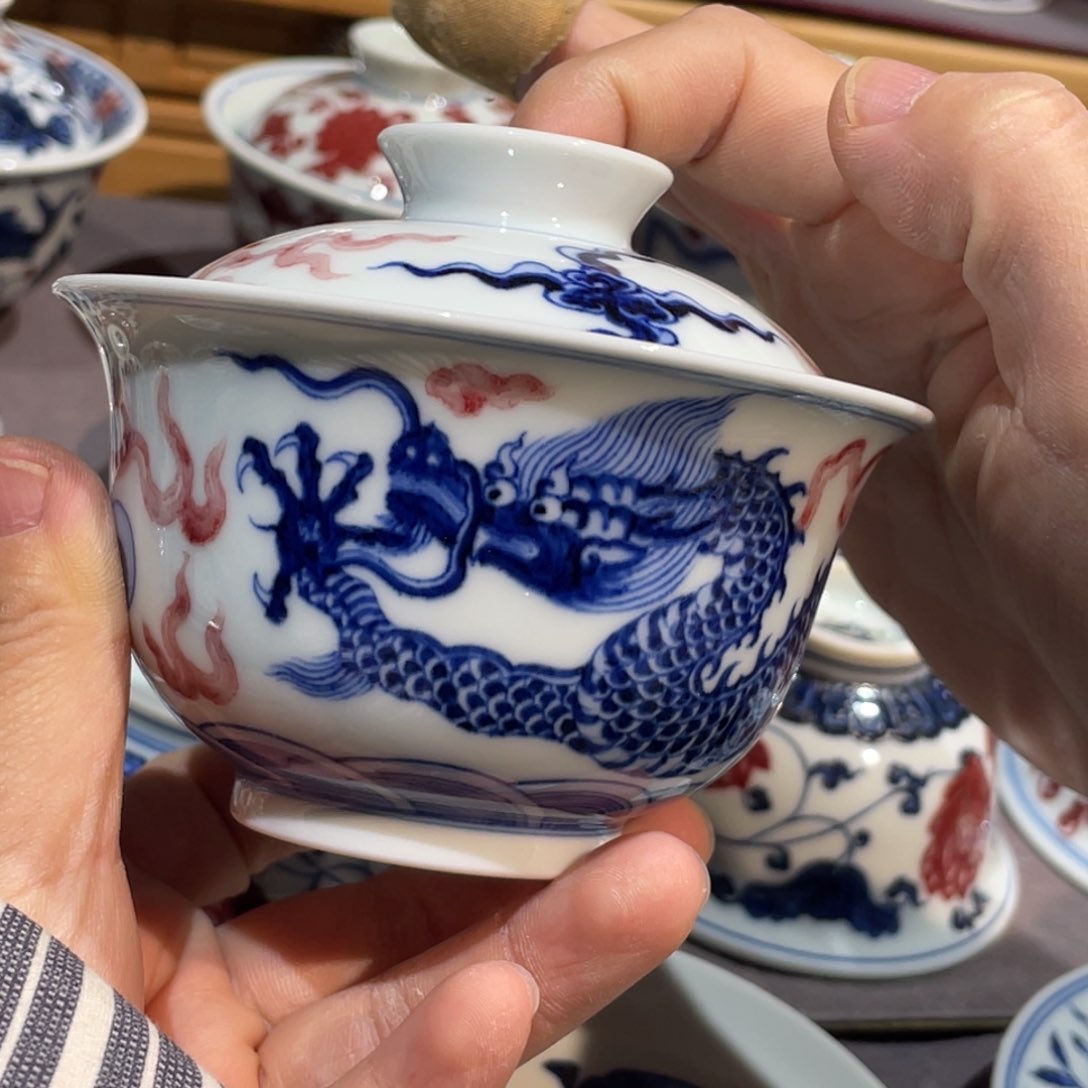 杯瑕疵釉里红龙盖碗