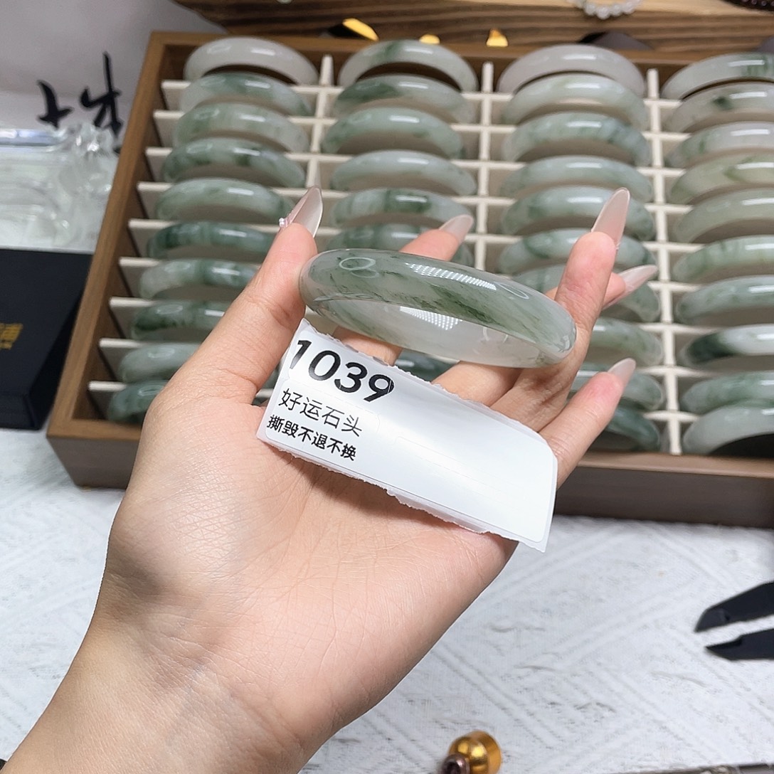 关****石英质玉未镶嵌手镯1039