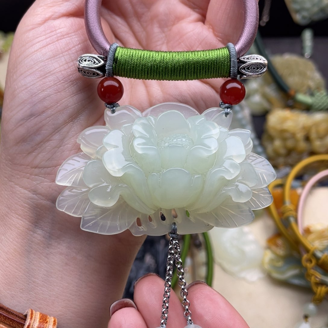 蛇纹石玉颈饰未镶嵌