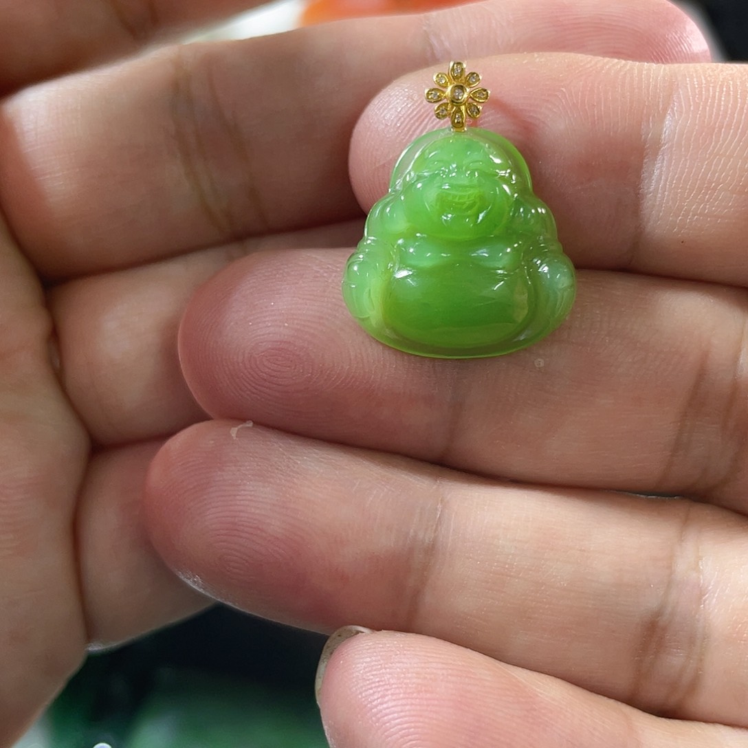 颈饰18K金镶嵌和田玉（碧玉）