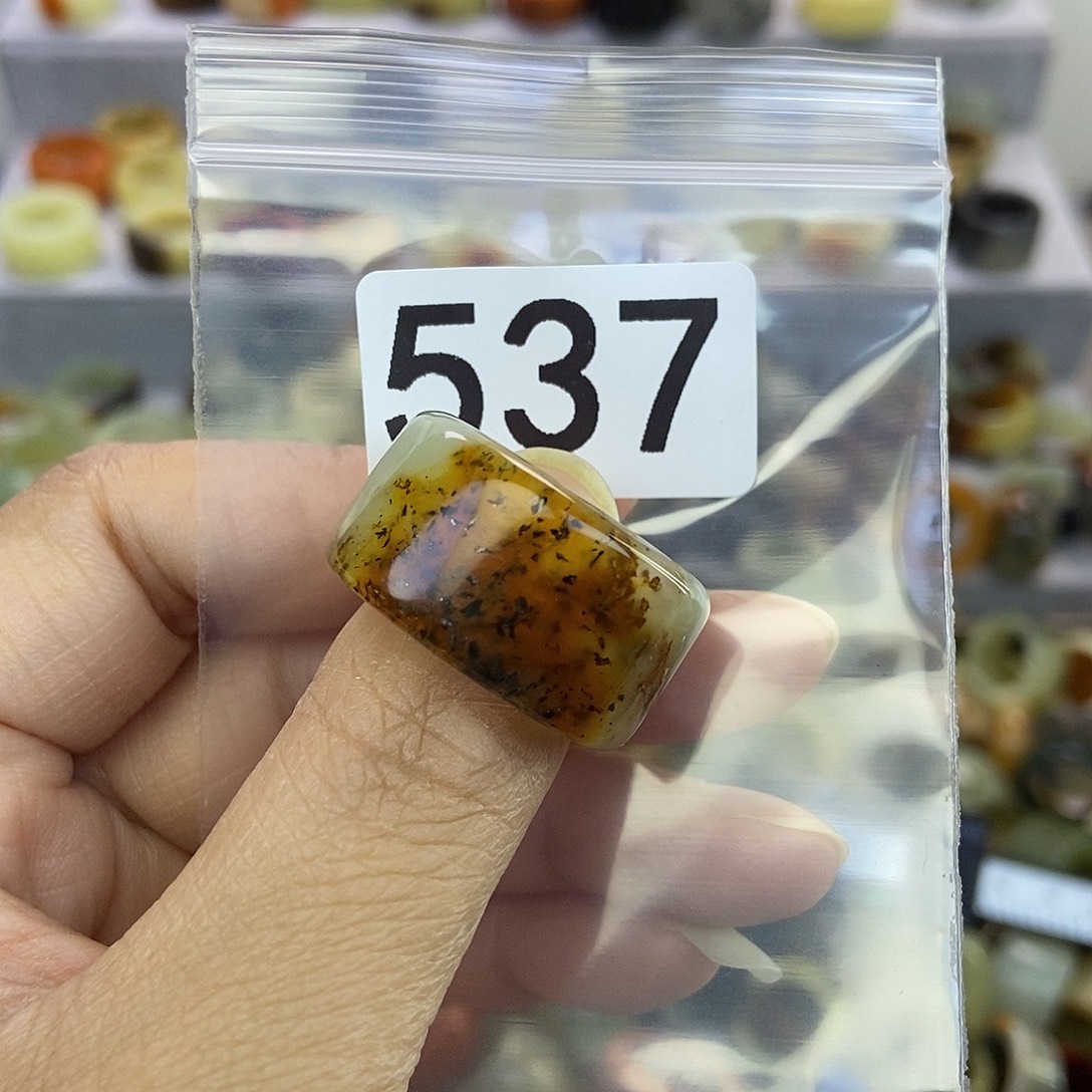 是***。蛇纹石玉未镶嵌戒指