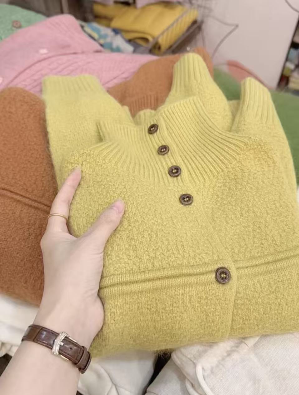七言家质感超赞 ~  秋香绿厚实织花立领木扣开衫外套036