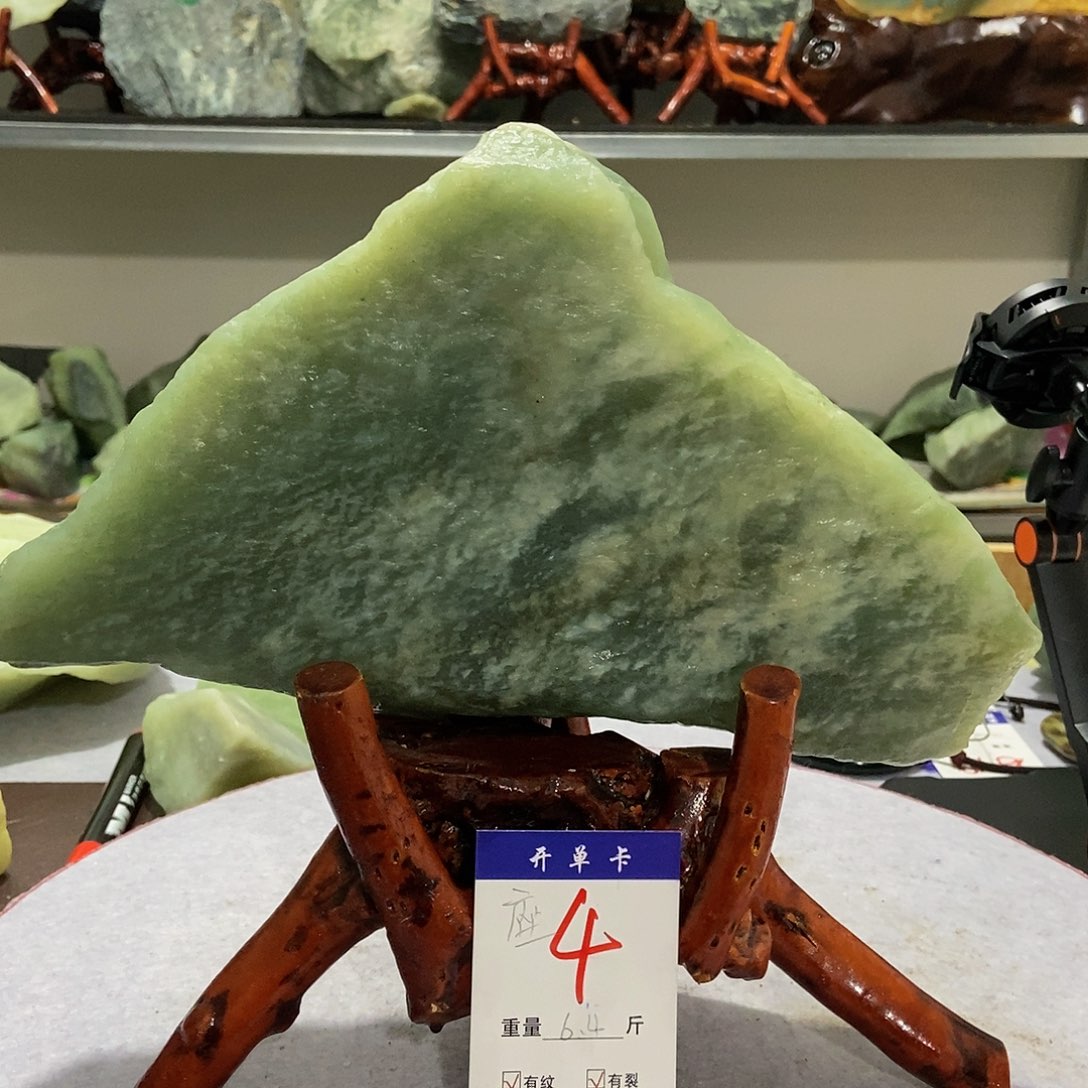 蛇纹石玉原石未镶嵌林**月