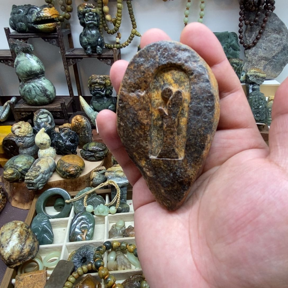 未镶嵌岫岩河磨玉（透闪石质玉）把件