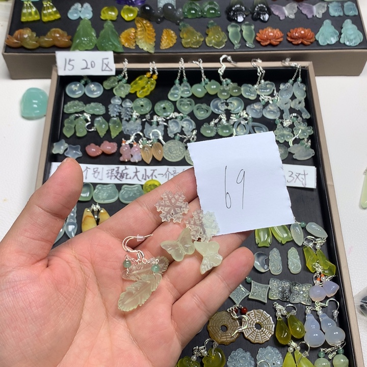 往***追蛇纹石玉合金耳钉