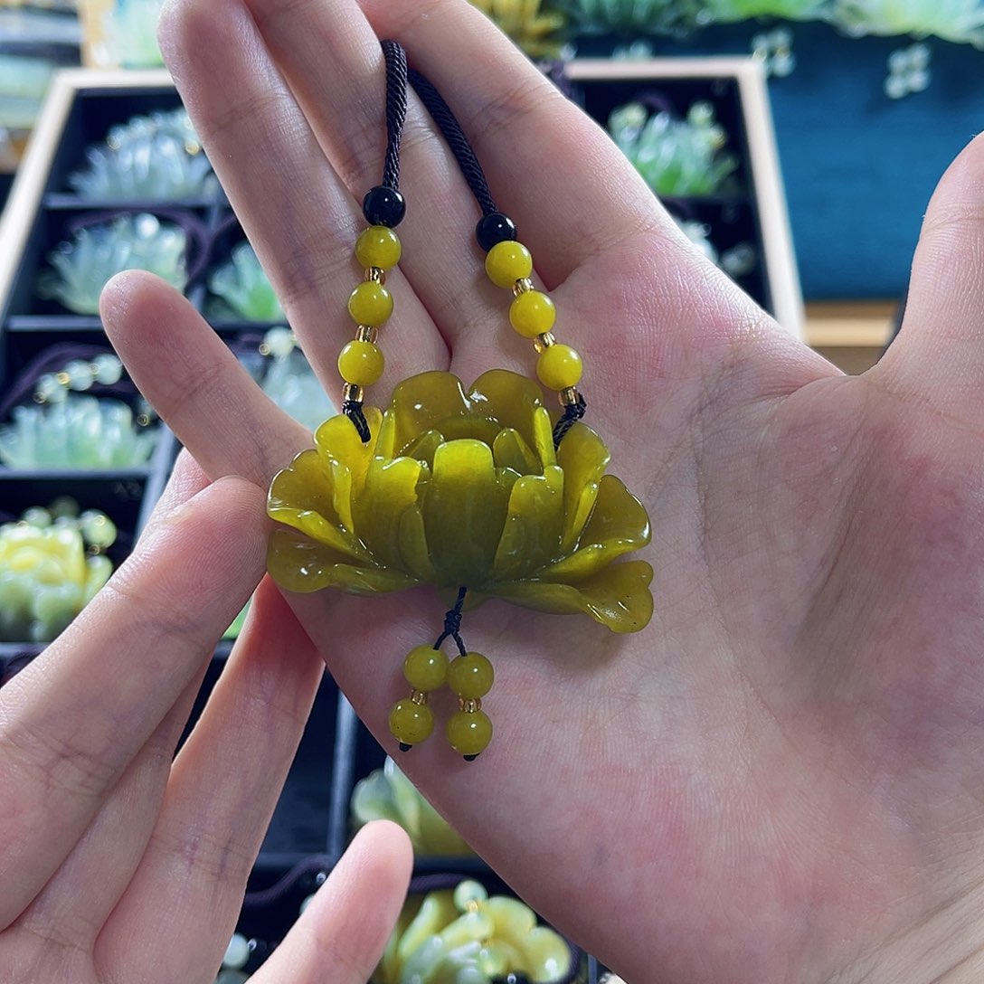 蛇纹石玉颈饰合金
