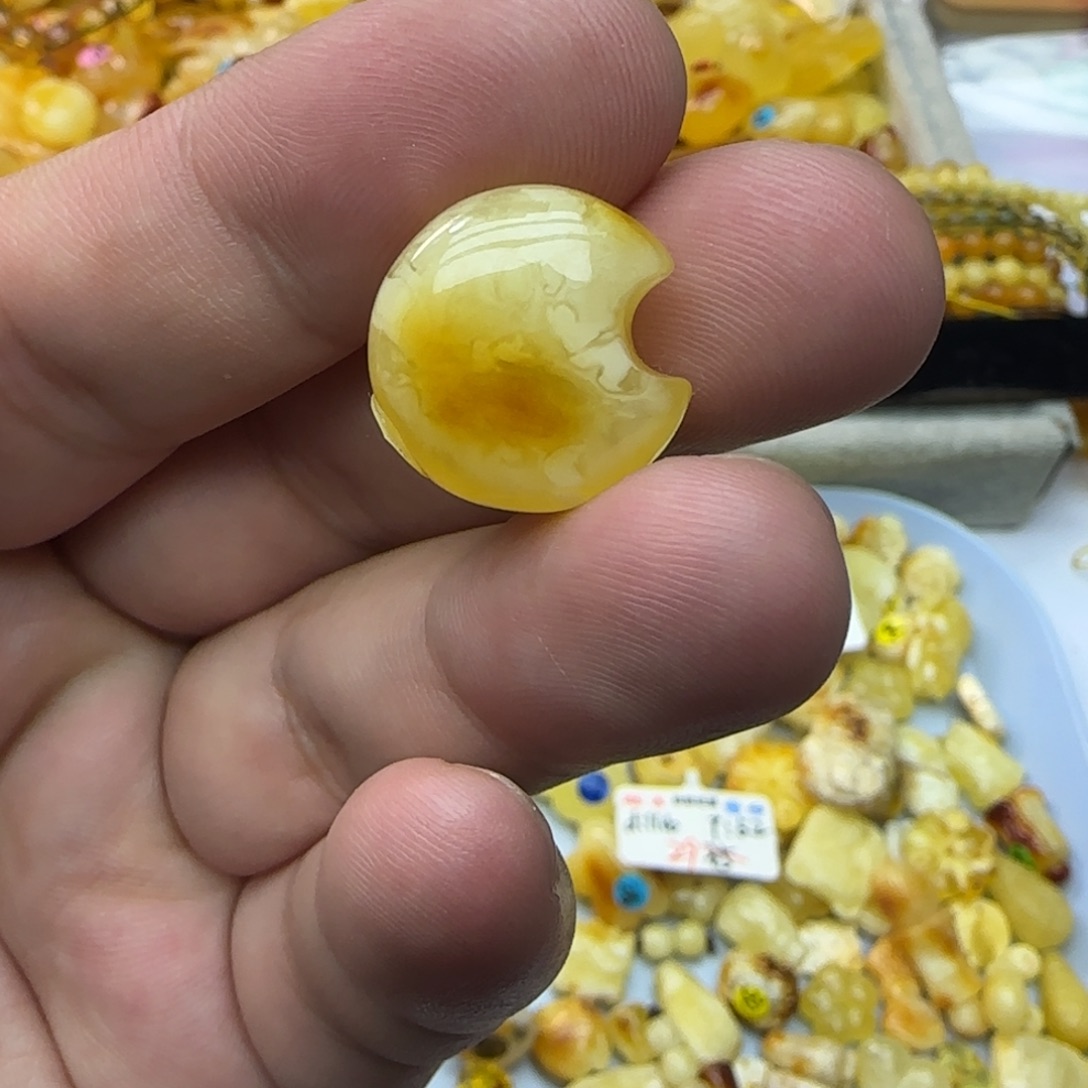 琥珀未镶嵌裸石1.84克有瑕