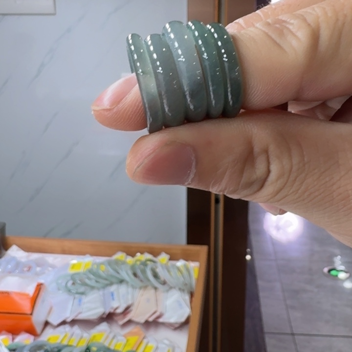 翡翠戒圈未镶嵌纯天然翡翠多样性发一