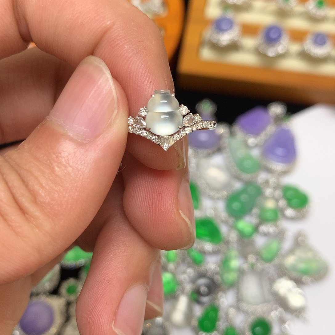 翡翠戒指18K金镶嵌白冰葫芦戒指