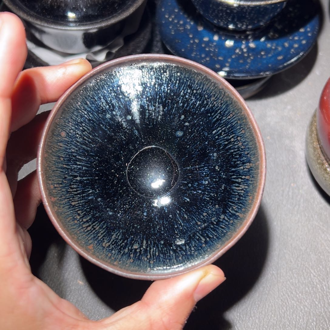 茶盏这个点就困着看电视啦