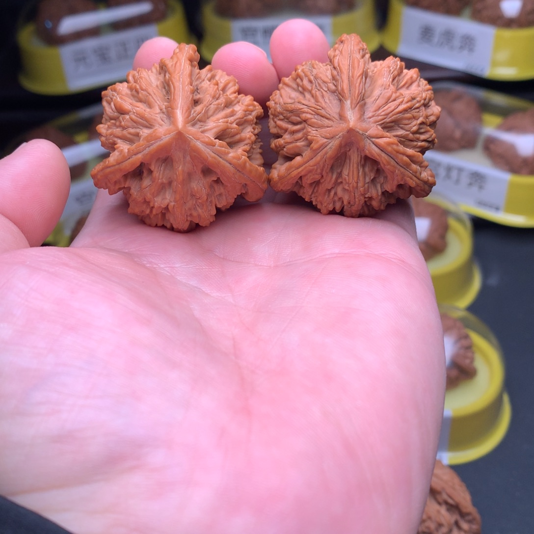 文玩核桃吊坠虎头奔