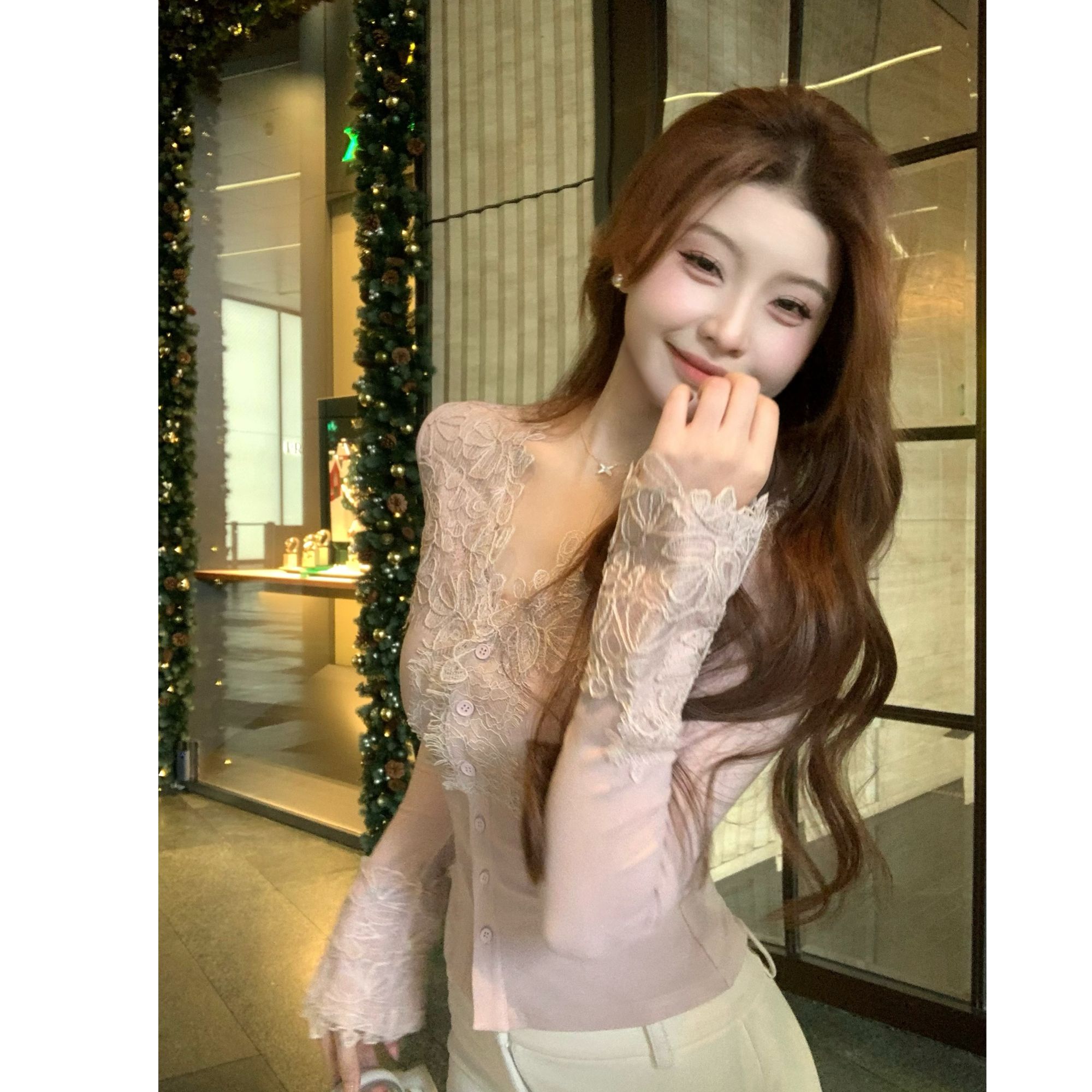 SZA【冬雪之约】冬季新款高级感V领蕾丝钩花内搭T恤打底衫A-2449