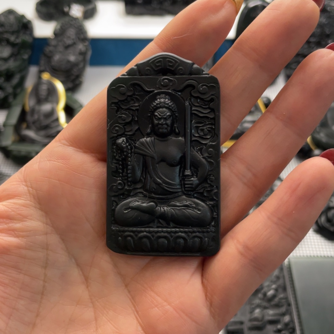 蛇纹石玉吊坠未镶嵌往**烟