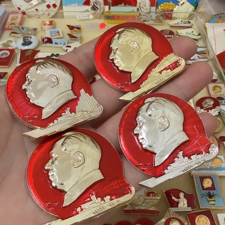 湖***人铝毛爷爷像章，万岁