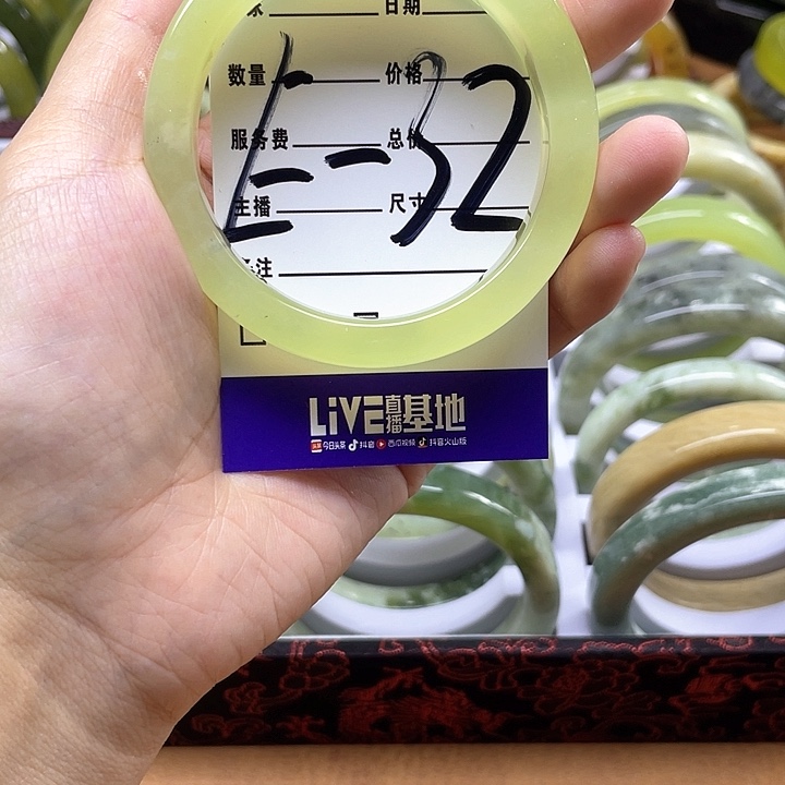 蛇纹石玉手镯合金純