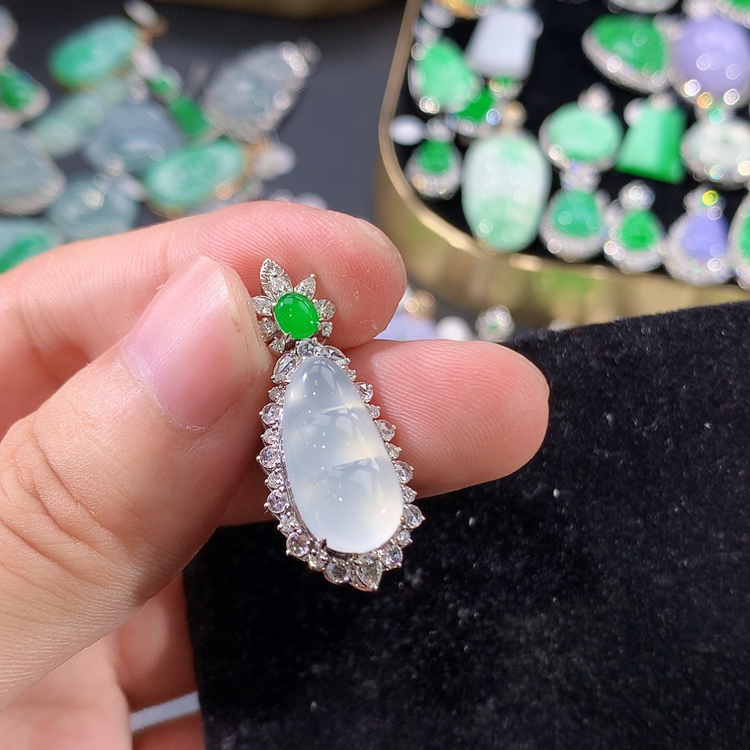 翡翠18K金镶嵌颈饰