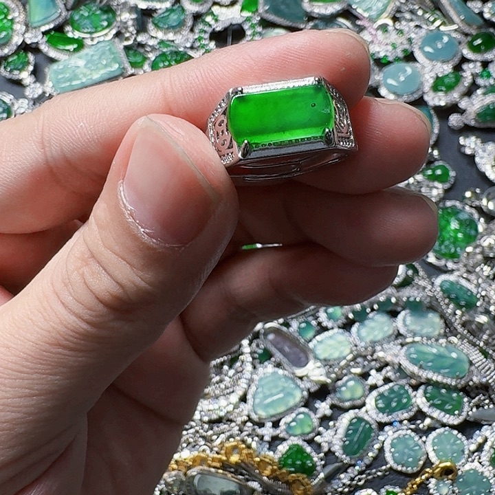 翡翠颈饰未镶嵌天然A货翡翠放漏