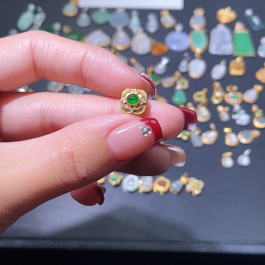 翡翠颈饰18K金镶嵌吊坠