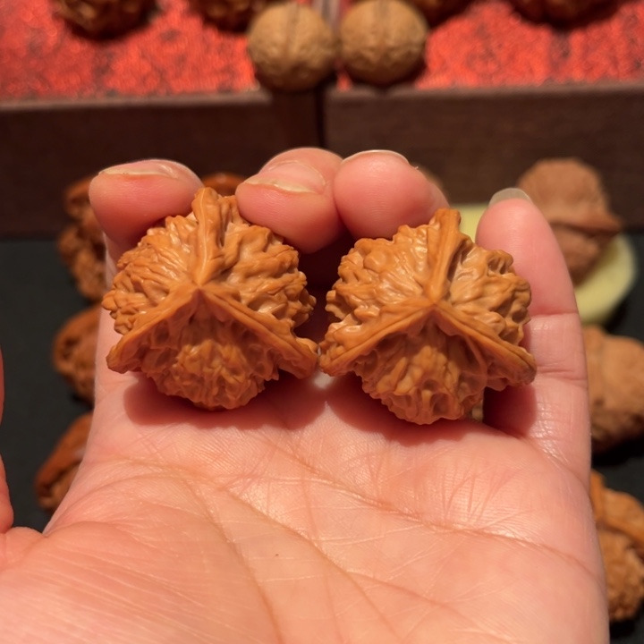 文玩核桃吊坠三棱