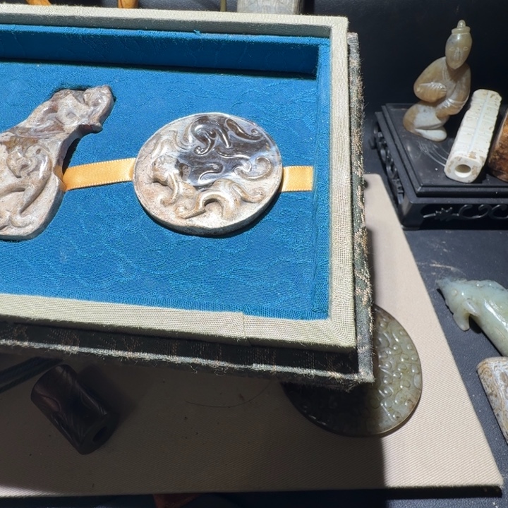 W***！和田玉未镶嵌车挂