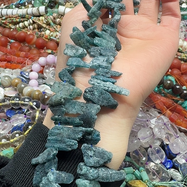 玛瑙/玉髓未镶嵌珠宝半成品一条蓝晶石原石