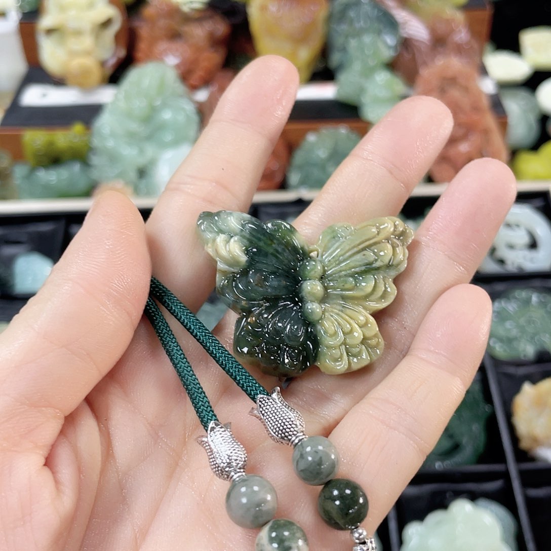 蛇纹石玉颈饰未镶嵌