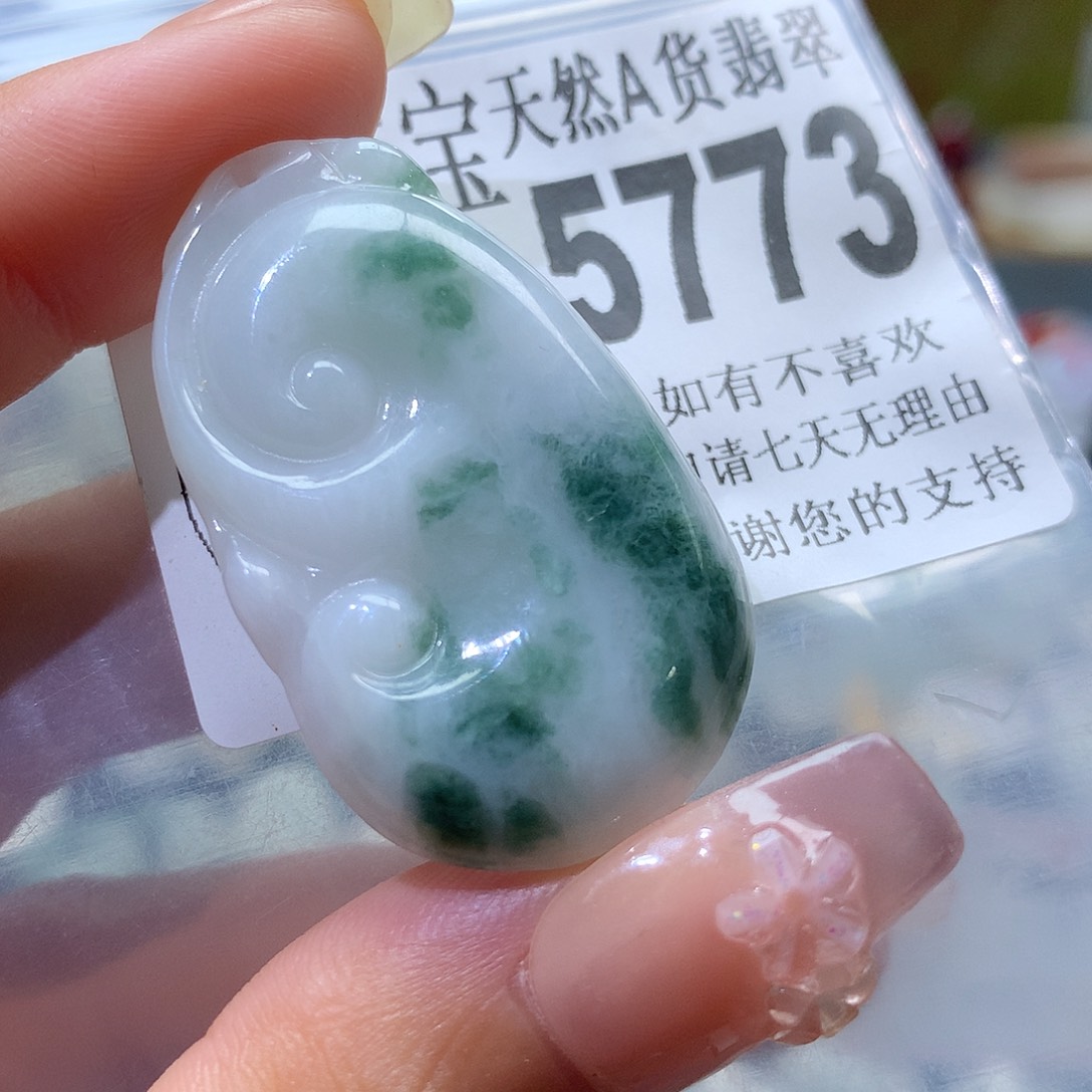 翡翠挂件未镶嵌，