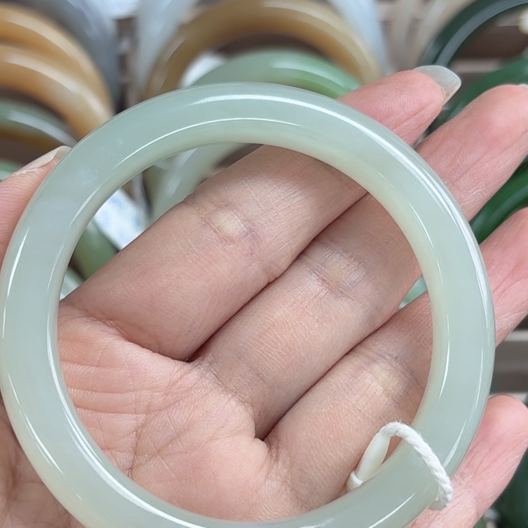 和田玉手镯未镶嵌时****意