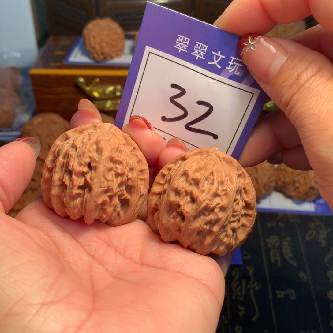 文玩核桃吊坠32号白狮子3.9