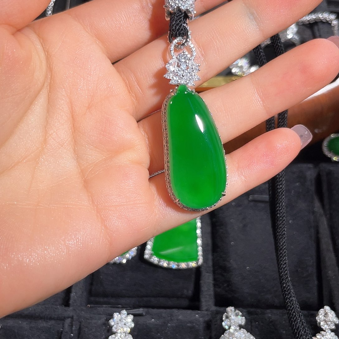 翡翠18K金镶嵌颈饰福瓜