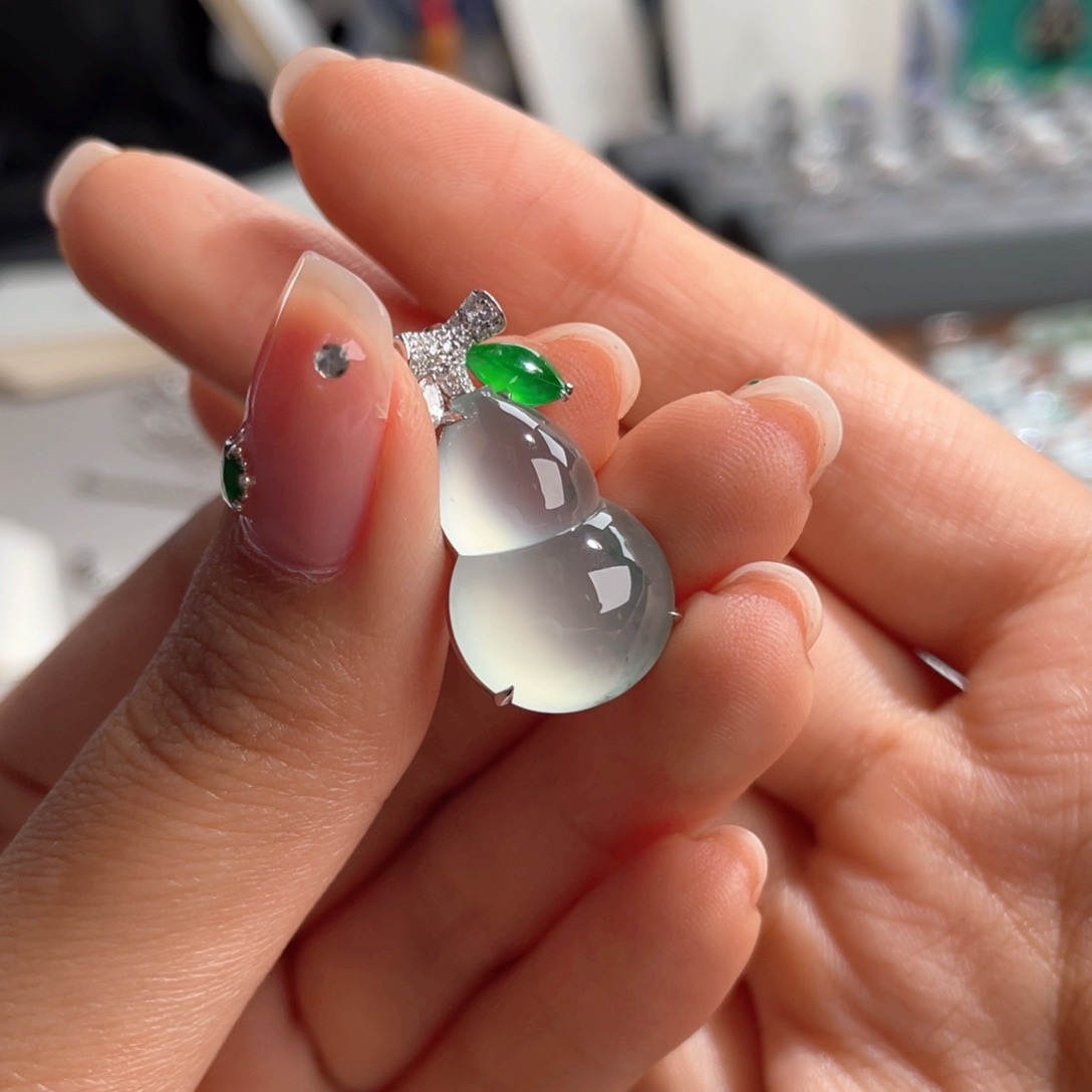 翡翠18K金镶嵌颈饰葫芦