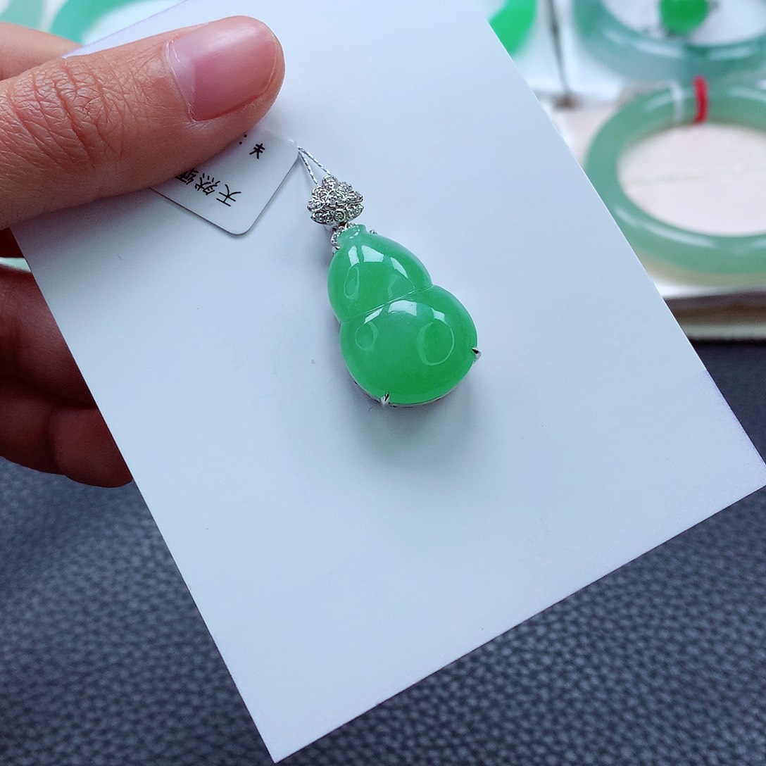 翡翠颈饰18K金镶嵌数*?葫芦